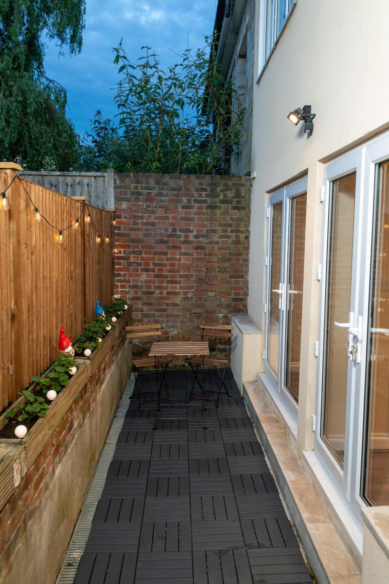 Cosy 1 Bedroom Basement Apartment With Private Patio Area London Exterior foto