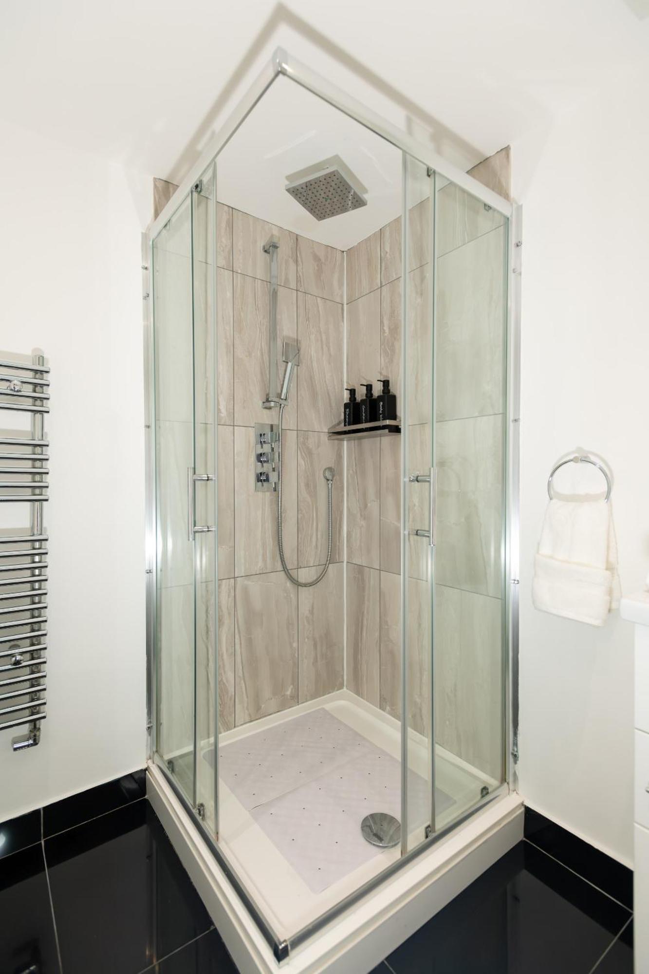 Cosy 1 Bedroom Basement Apartment With Private Patio Area London Exterior foto